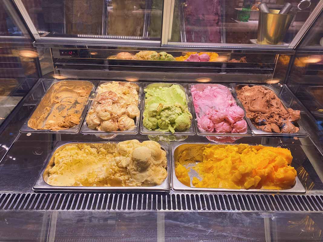 Pilihan gelato yang lembut dan segar